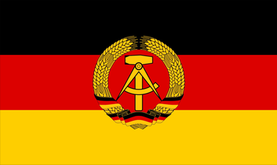 Welcher deutsche Staat hatte eine schwarz-rot-goldene Flagge mit Hammer, Zirkel und Ährenkranz?