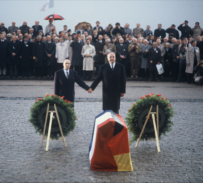 Der damalige französische Staatspräsident François Mitterrand und der damalige deutsche Bundeskanzler Helmut Kohl gedenken in Verdun gemeinsam der Toten beider Weltkriege. Welches Ziel der Europäischen Union wird bei diesem Treffen deutlich?