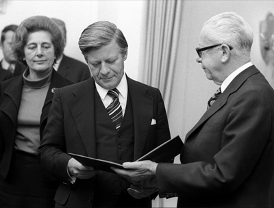 Der deutsche Bundespräsident Gustav Heinemann gibt Helmut Schmidt 1974 die Ernennungsurkunde zum deutschen Bundeskanzler. Was gehört zu den Aufgaben der deutschen Bundespräsidentin/des deutschen Bundespräsidenten?